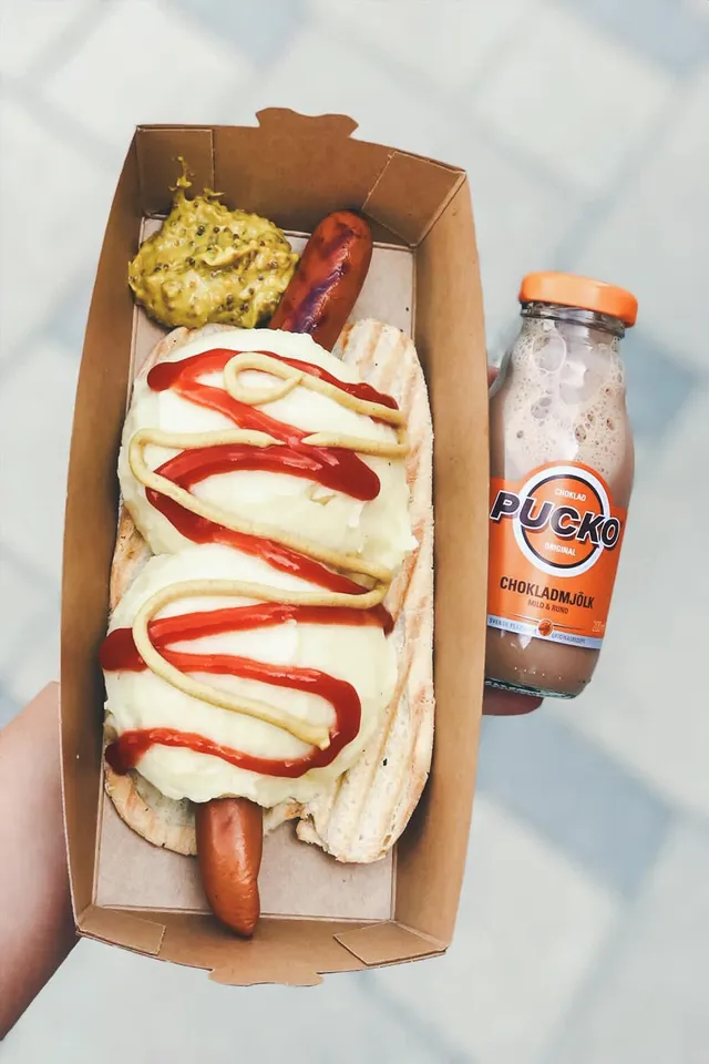 Halv Special – sausage in a bun topped with mashed potatoes, ketchup and mustard
