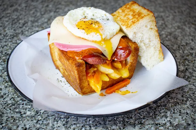 Kota / Spatlo – filled bread loaf topped with a fried egg