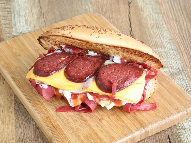Çeşme Kumrusu – grilled sesame roll filled with sausage, cheese and sauces