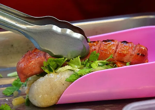 Dàcháng Bāo Xiǎocháng – sausage in a grilled rice-sausage carrier