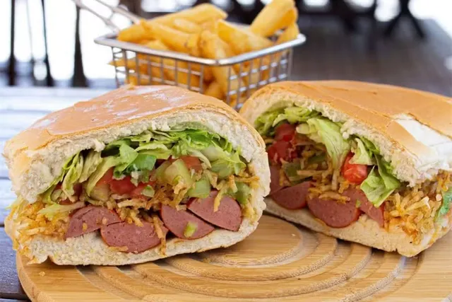 Lanche Prensado de Maringá – sausage sandwich cut in half
